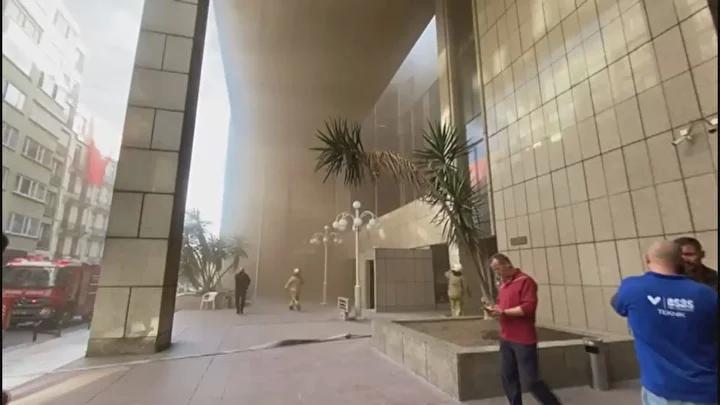 İstanbul'da İş Merkezi Yangını Güvenlik Kameralarına Yansıdı