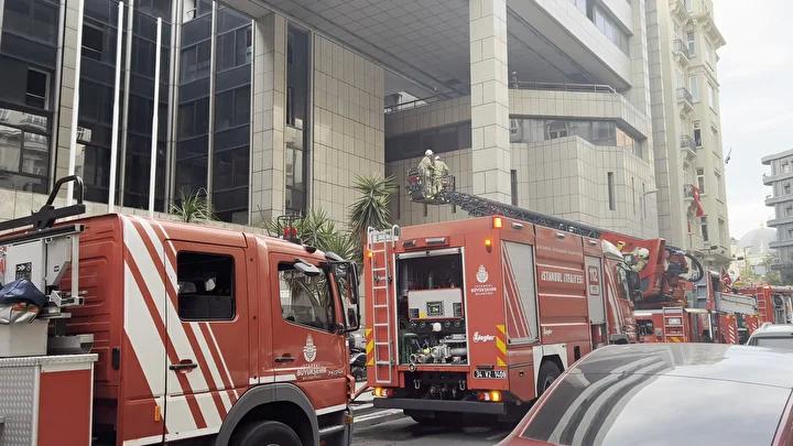 İstanbul'da İş Merkezi Yangını Güvenlik Kameralarına Yansıdı