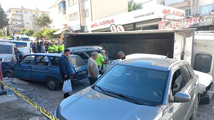 İstanbul'da Trafik Kazası: Çok Sayıda Araç Yaralandı ve Tràfik Kesildi
