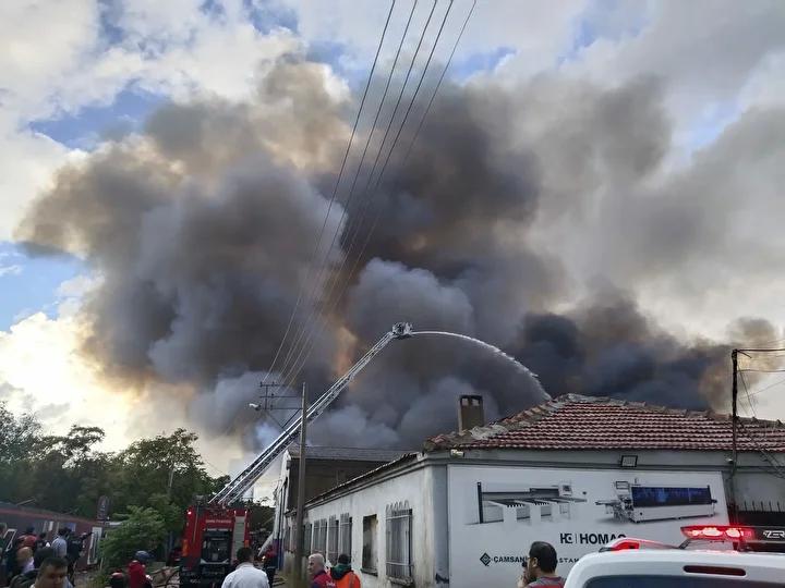 İzmir Bornova'da İnşaat Malzemeleri Depo Yangını Paniği