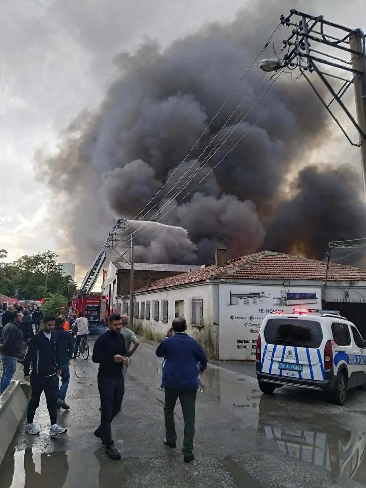 İzmir Bornova'da İnşaat Malzemeleri Depo Yangını Paniği