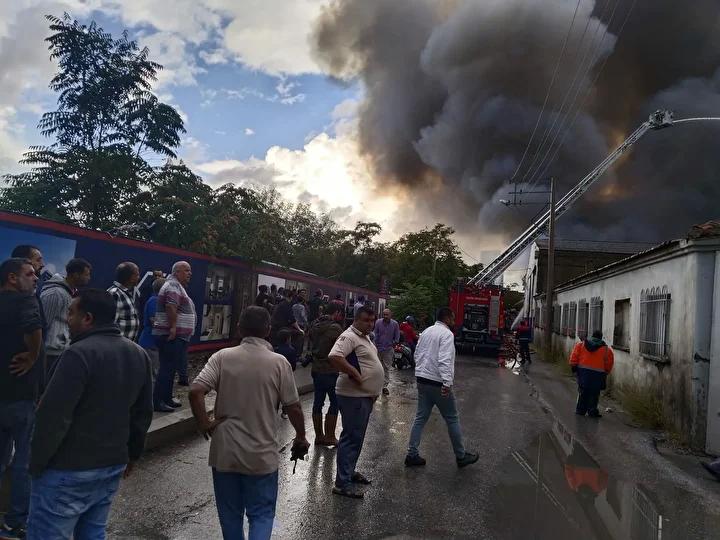 İzmir Bornova'da İnşaat Malzemeleri Depo Yangını Paniği
