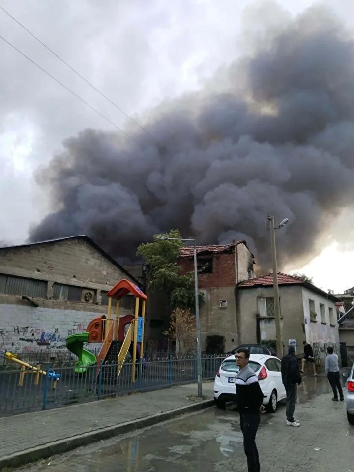 İzmir Bornova'da İnşaat Malzemeleri Depo Yangını Paniği