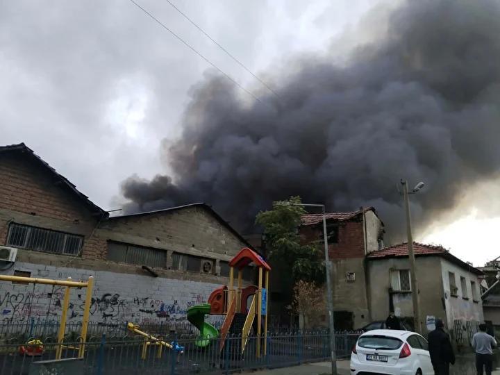 İzmir Bornova'da İnşaat Malzemeleri Depo Yangını Paniği