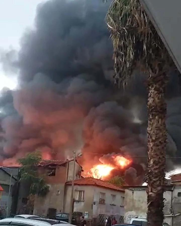 İzmir Bornova'da İnşaat Malzemeleri Depo Yangını Paniği