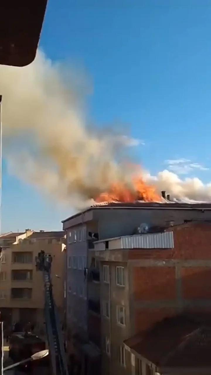 İzmir'de Çatı Yangını Kontrol Altına Alındı