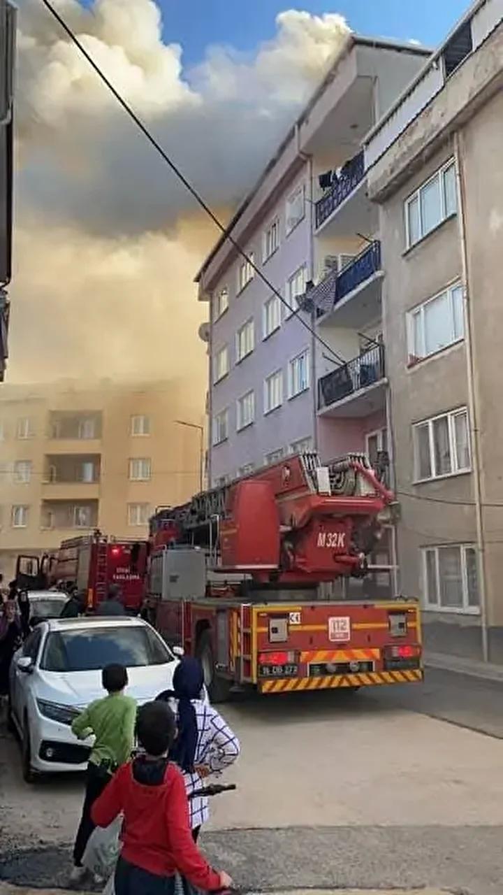 İzmir'de Çatı Yangını Kontrol Altına Alındı