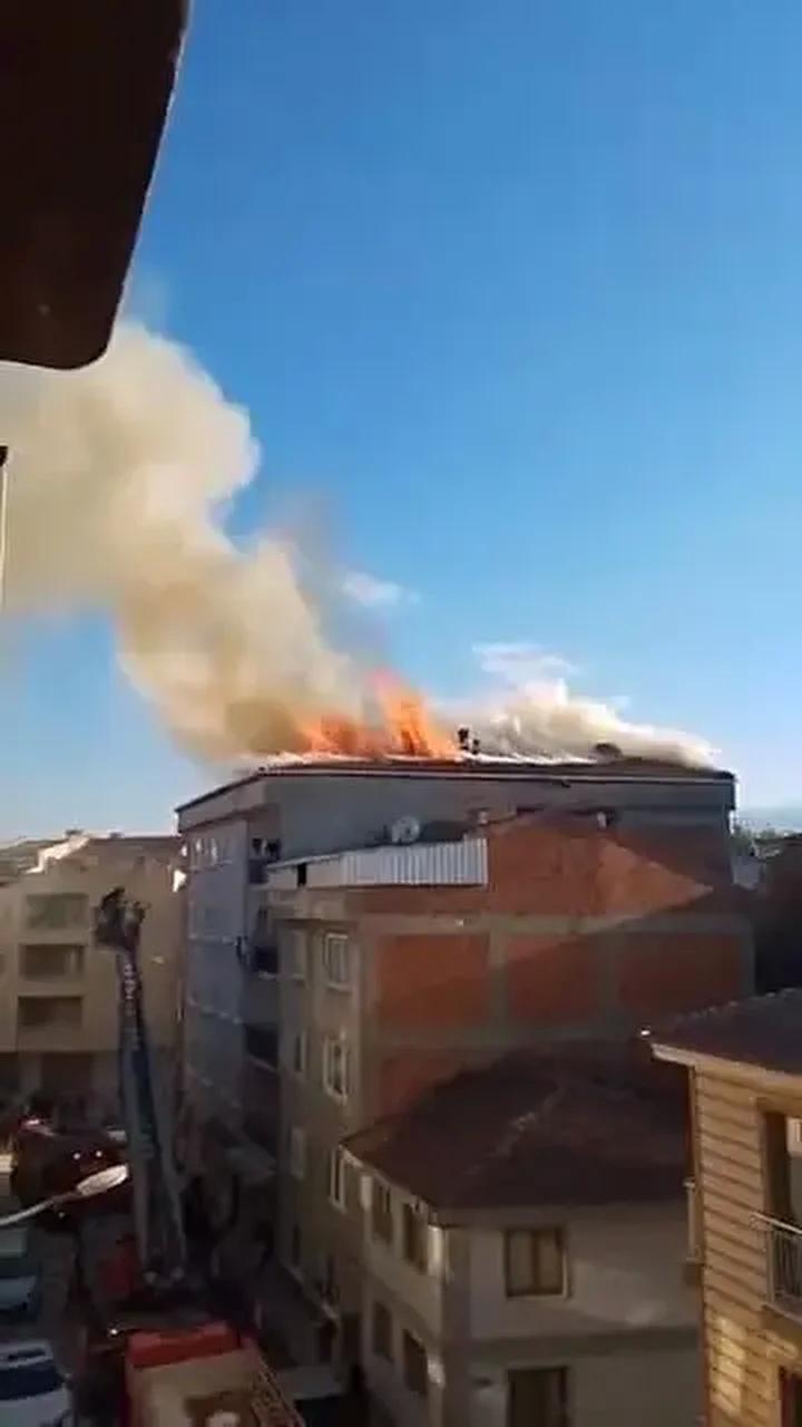 İzmir'de Çatı Yangını Kontrol Altına Alındı