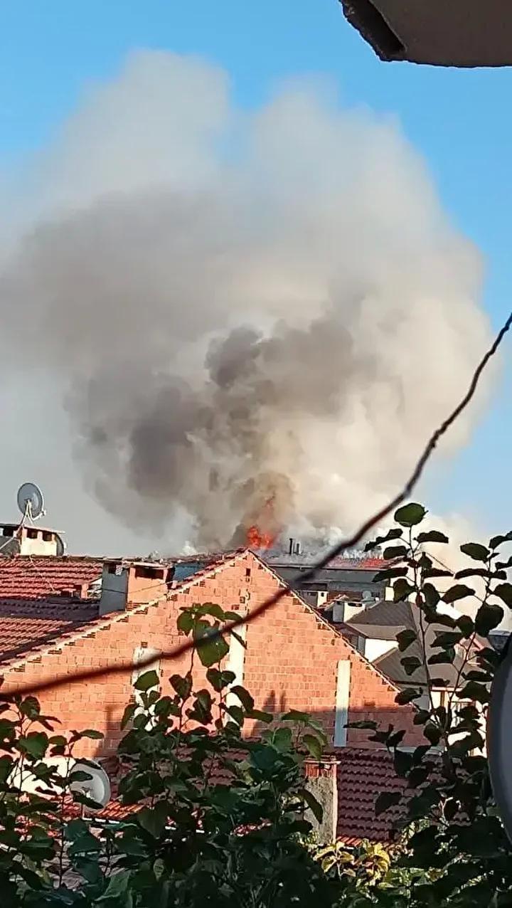 İzmir'de Çatı Yangını Kontrol Altına Alındı