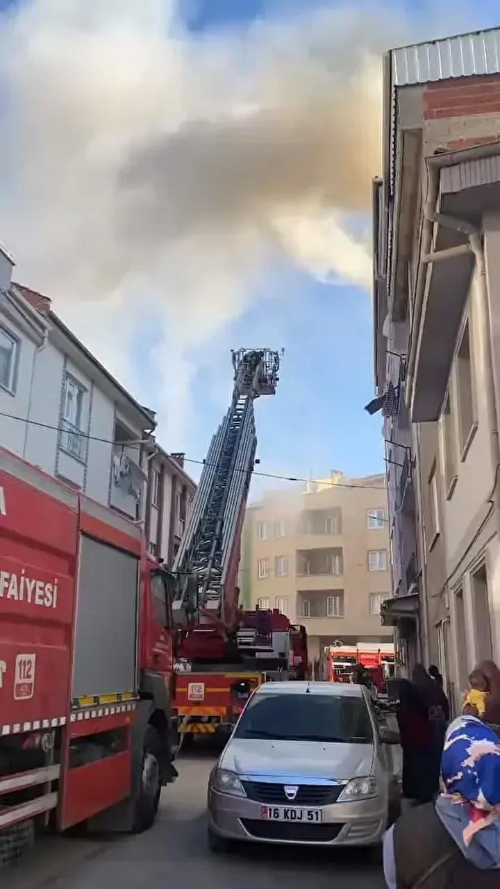 İzmir'de Çatı Yangını Kontrol Altına Alındı