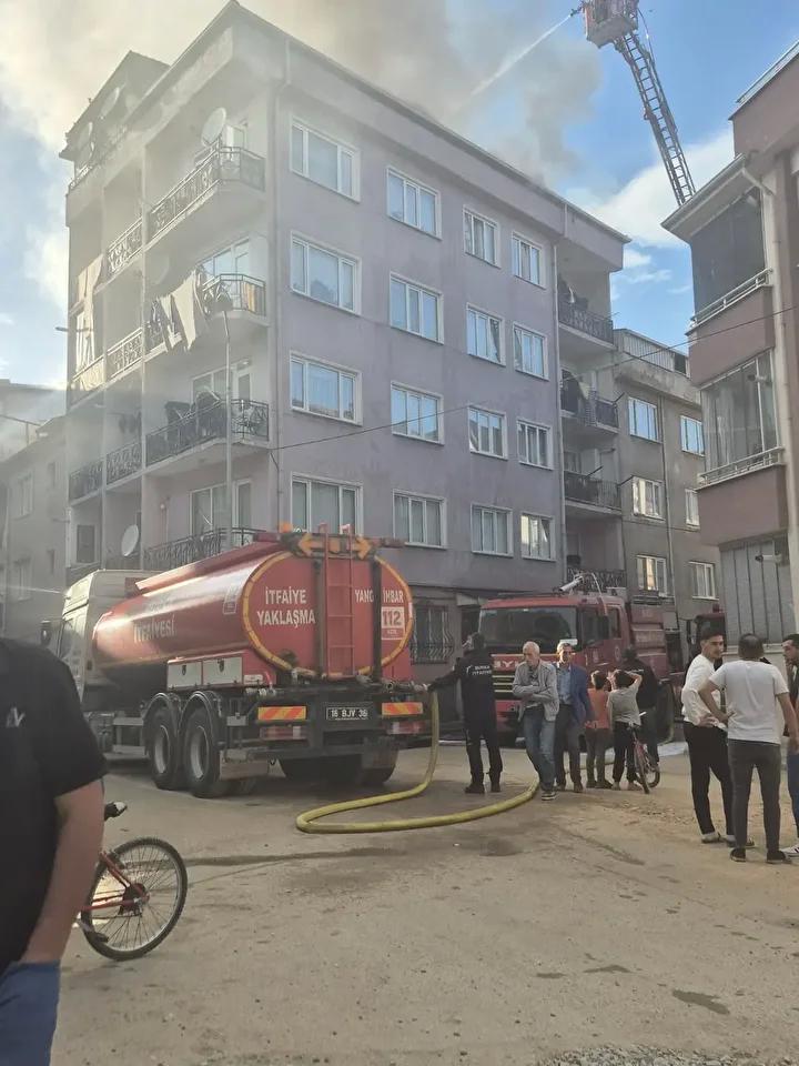 İzmir'de Çatı Yangını Kontrol Altına Alındı