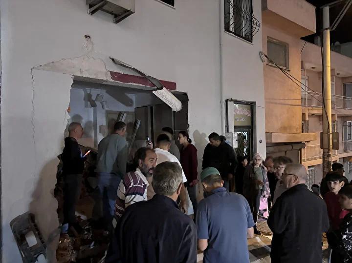 İzmir'de Freni Boşalan Kamyon Bir Apartman Girişine Çarptı