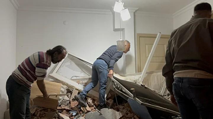 İzmir'de Freni Boşalan Kamyon Bir Apartman Girişine Çarptı