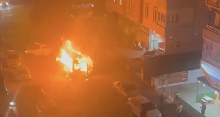 İzmir’de Minibüs Alev Aldı: Aşırı Yangın Anları Güvenlik Kamerasında