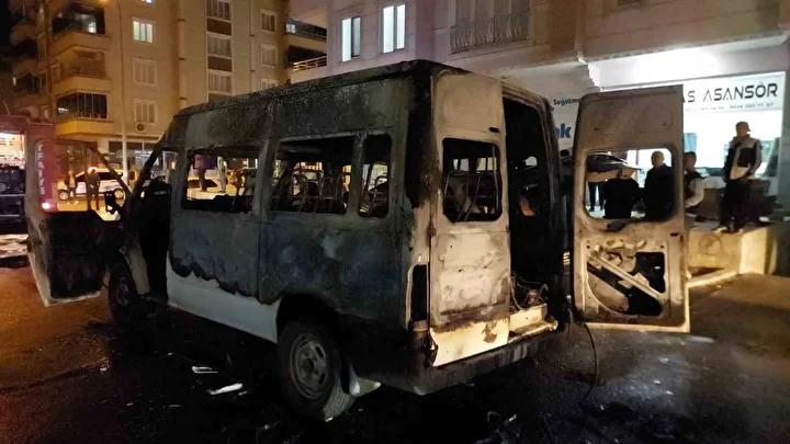 İzmir’de Minibüs Alev Aldı: Aşırı Yangın Anları Güvenlik Kamerasında