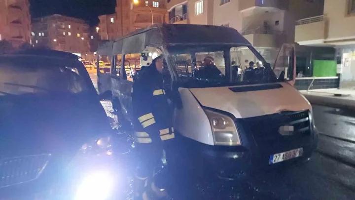 İzmir’de Minibüs Alev Aldı: Aşırı Yangın Anları Güvenlik Kamerasında