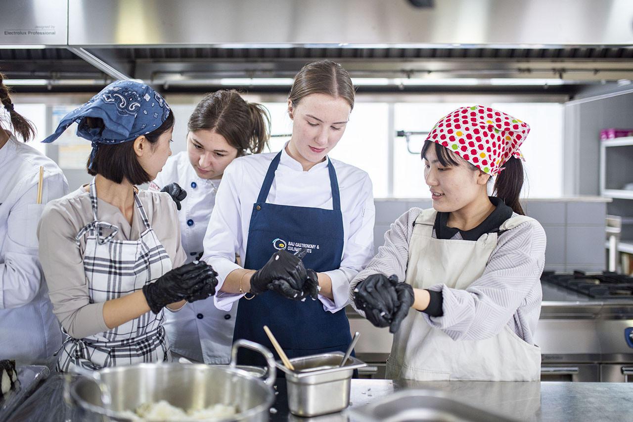 Japonya’dan Öğrencilerle Türk Mutfağında Sinergi ve Kültürel Bağlar Güçleniyor 1 Türk yemekleri Japon misafirlerin beğenisini kazanıyor