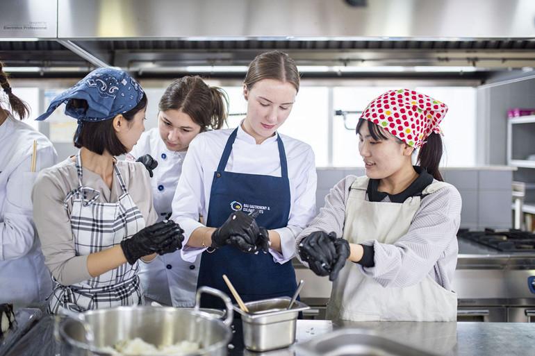 Japonya’dan Öğrencilerle Türk Mutfağında Sinergi ve Kültürel Bağlar Güçleniyor 2 Yemeklerdeki yenilik ve kültürel farklılıkların vurgusu