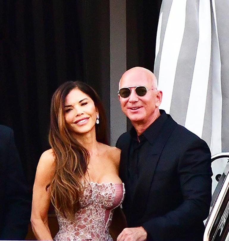 Jeff Bezos ve Lauren Sanchez'in Unutulmaz Düğün Hikayesi ve Magazin Detayları 12 Jeff Bezos ve Lauren Sanchez'in Unutulmaz Düğün Hikayesi ve Magazin Detayları