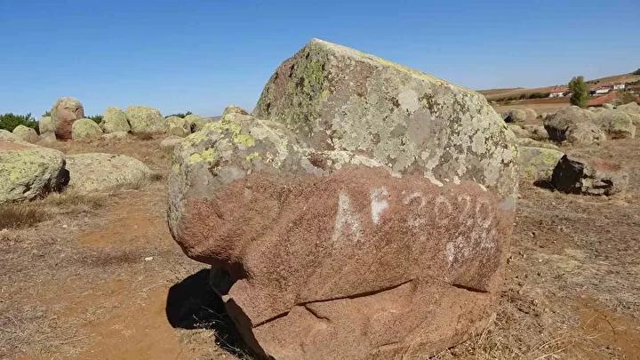 Karakız Beldesi'ndeki 3 Bin 200 Yıllık Hitit Aslan Heykeli ve Çevresindeki Arkeolojik Riskler