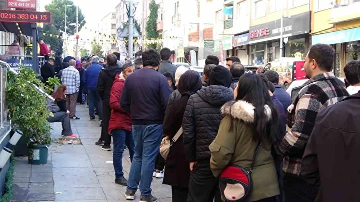 Kartal'da Dev Indirim Çılgınlığı: Uzun Kuyruklar ve Büyük Fırsatlar