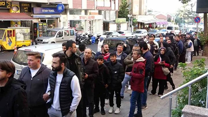 Kartal'da Dev Indirim Çılgınlığı: Uzun Kuyruklar ve Büyük Fırsatlar
