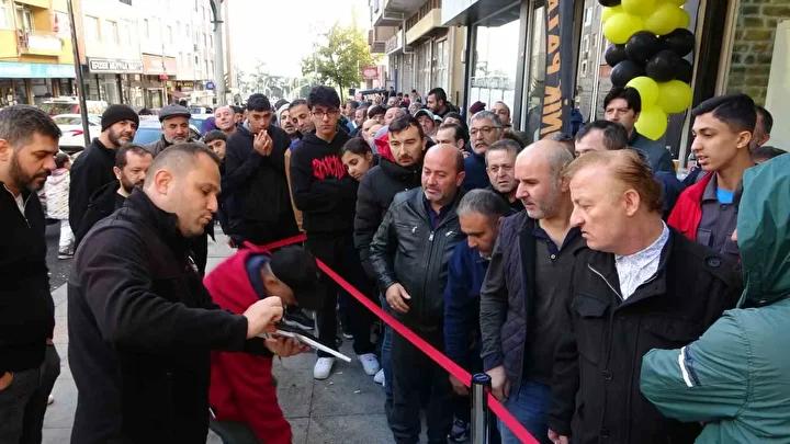 Kartal'da Dev Indirim Çılgınlığı: Uzun Kuyruklar ve Büyük Fırsatlar