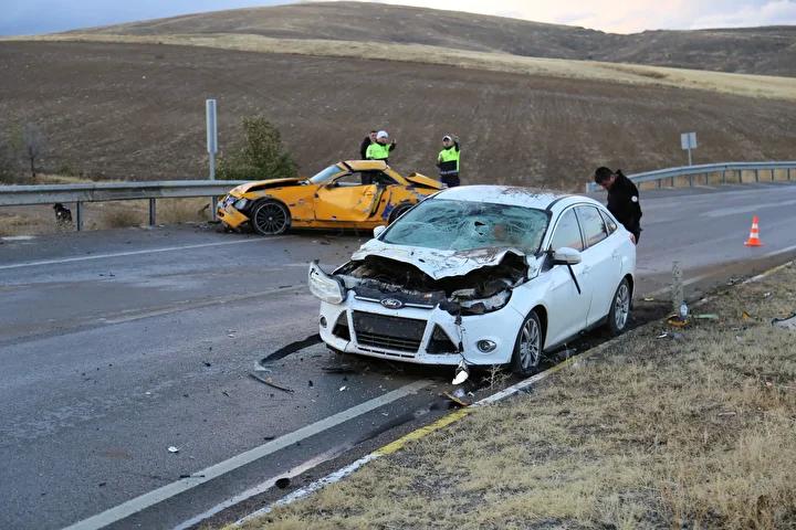 Kayseri'de Trafik Kazası Sonuçlandı: İki Yaralı Hastaneye Sevk Edildi 2 Kayseri'de Trafik Kazası Sonuçlandı: İki Yaralı Hastaneye Sevk Edildi