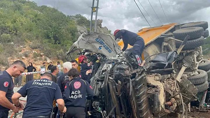 Kaza Sonrası Kamyon Çarpışması ve Üzücü Sonuçlar