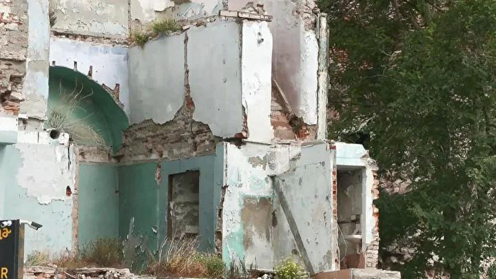 Kennedy Caddesi’nde Tarihi Duvarların Tehlike Saçan Durumu Hakkında Güncel Durum 4 “Her Fırtınada Koşaraktan Dışarı Kaçıyoruz”