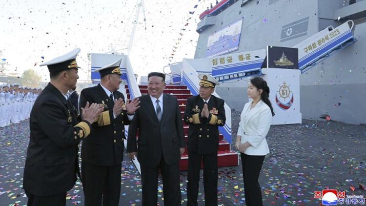 Güney Kore Merkezi Haber Ajansı'na göre, Kuzey Kore lideri Kim Jong-un, ülkesinin yeni destroyer gemisi olan 'Choe Hyon' adlı 5 bin tonluk savaş gemisini yerinde inceledi. Bu önemli ziyaret sırasında, deniz kuvvetlerinin potansiyel ve kapasitesinin gösterilmesi amaçlanmaktadır.