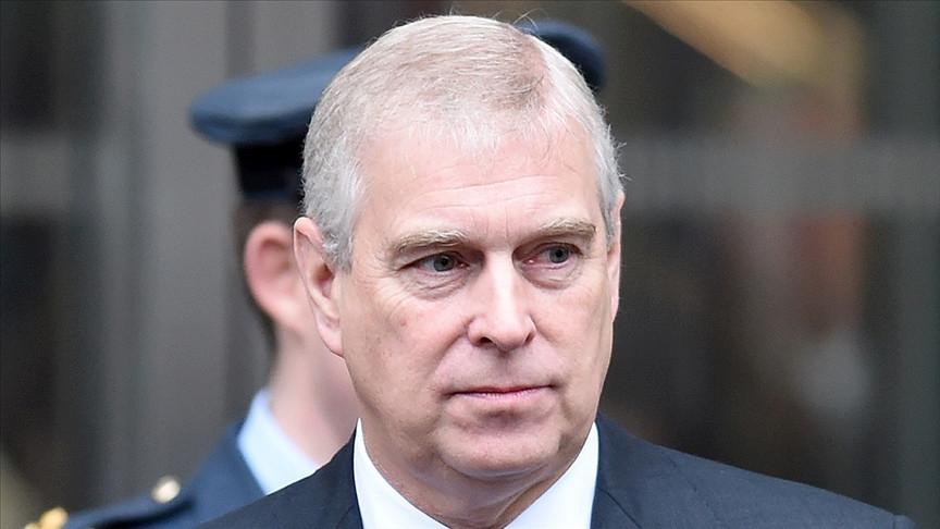 Kral III. Charles, Andrew'u Prenslik unvanından mahrum etti ve kraliyet görevlerini sınırlandırdı