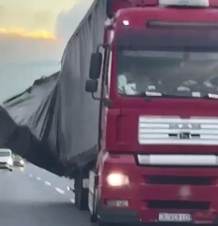 Kuzey Marmara Otoyolu'nda Tehlikeli Takip ve Yük Saçılma Olayı 1 Kuzey Marmara Otoyolu'nda Tehlikeli Takip ve Yük Saçılma Olayı