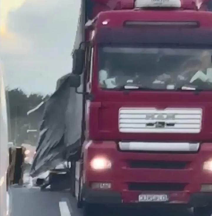 Kuzey Marmara Otoyolu'nda Tehlikeli Takip ve Yük Saçılma Olayı 2 Kuzey Marmara Otoyolu'nda Tehlikeli Takip ve Yük Saçılma Olayı