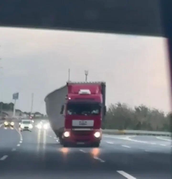 Kuzey Marmara Otoyolu'nda Tehlikeli Takip ve Yük Saçılma Olayı 3 Kuzey Marmara Otoyolu'nda Tehlikeli Takip ve Yük Saçılma Olayı