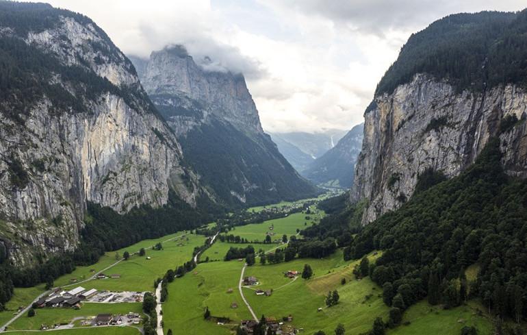 Lauterbrunnen Vadisi: Doğanın Muhteşem Şelaleleri ve Büyüleyici Manzarası 3 Lauterbrunnen Vadisi: Doğanın Muhteşem Şelaleleri ve Büyüleyici Manzarası