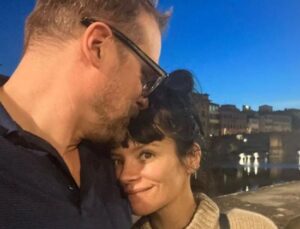 Lily Allen’ın İhanetli Düğün Hikayesi ve Müziğe Yansıyan Duyguları