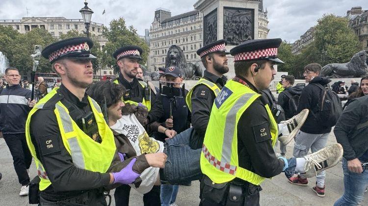 Başkent Londra'da gerçekleşen gösteride, katılımcılar uluslararası dikkat çeken bir mesaj verdi. Trafalgar Meydanı’nda toplanan eylemciler, Soykırıma karşıyım, Palestine Action'ı destekliyorum yazılı pankartlar taşıyarak seslerini duyurmaya çalıştı. Polis, Palestine Action'ın yasaklı bir örgüt olduğunu gerekçe göstererek, gruba destek vermenin suç olduğunu ilan etti ve müdahalede bulundu.