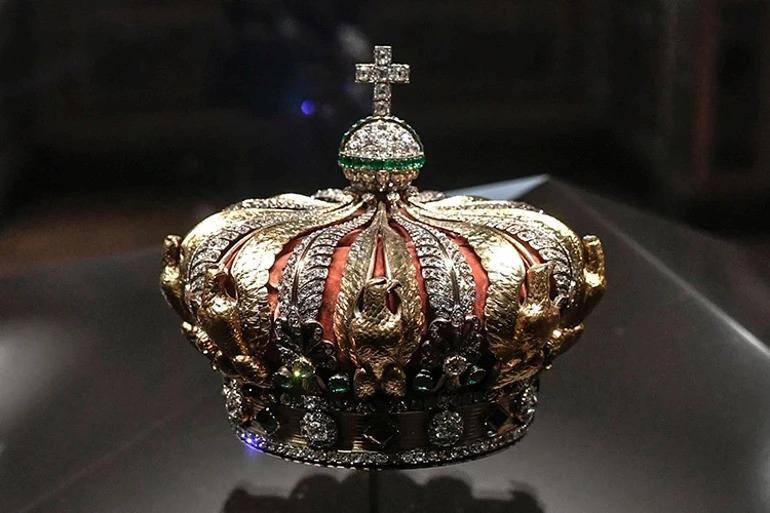 Louvre Müzesi'nde Nefes Kesen Mücevher Hırsızlığı ve Güvenlik Tartışmaları