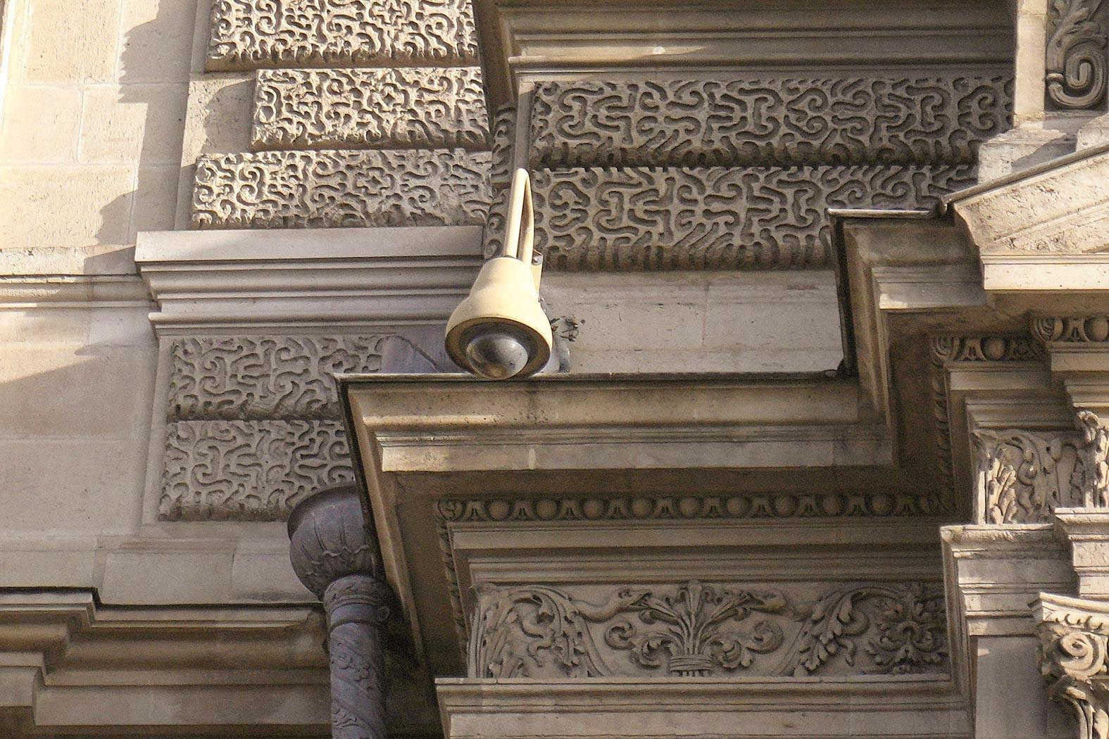 Louvre Müzesi'nde Tarihi Hırsızlık ve Güvenlik Tartışmaları