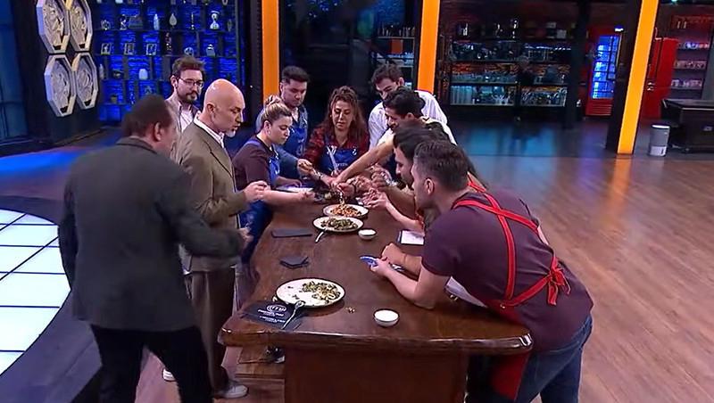 MasterChef Türkiye'de Eleme Heyecanı: En Son Kim Potaya Girdi? 2 MasterChef Türkiye'de Eleme Heyecanı: En Son Kim Potaya Girdi?