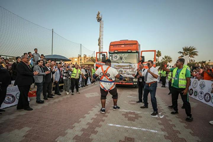 Mısırlı Güreşçinin Olağanüstü Dorse Çekiş Rekoru Başarısı