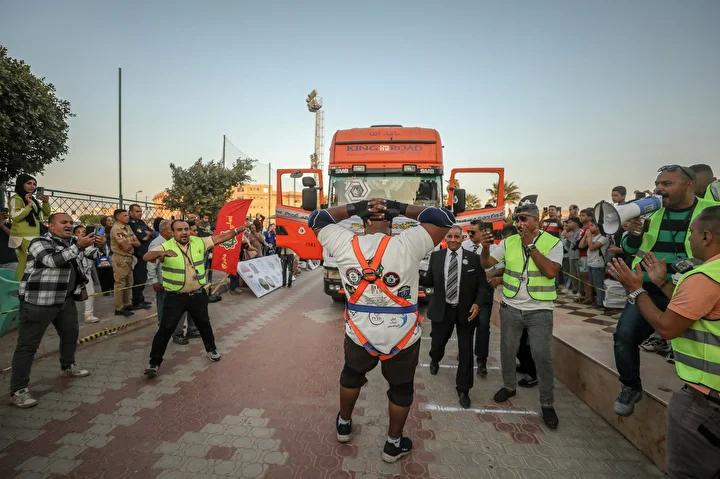 Mısırlı Güreşçinin Olağanüstü Dorse Çekiş Rekoru Başarısı
