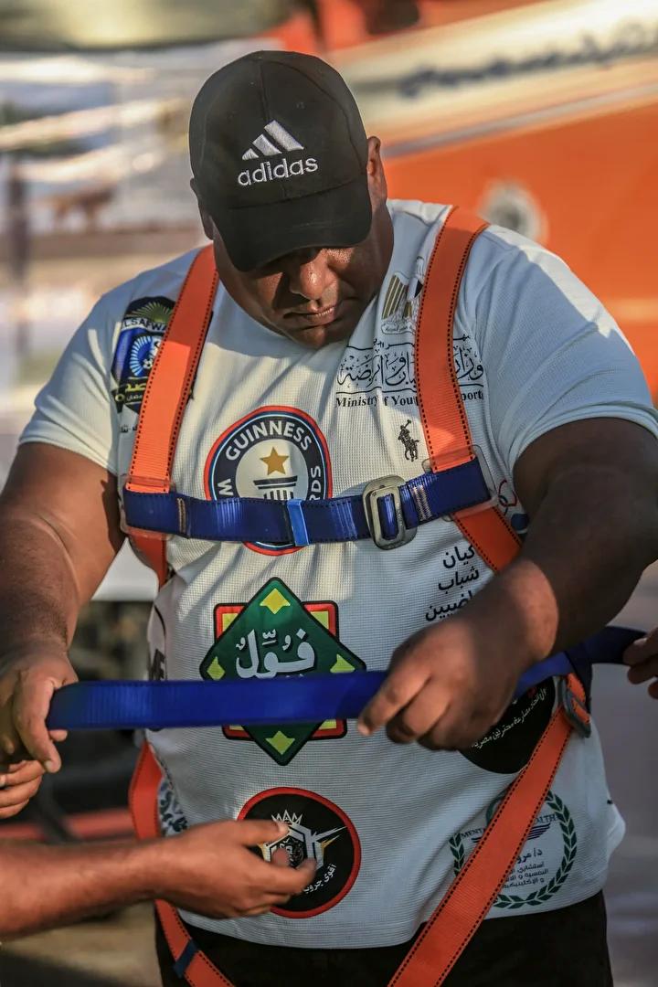 Mısırlı Güreşçinin Olağanüstü Dorse Çekiş Rekoru Başarısı