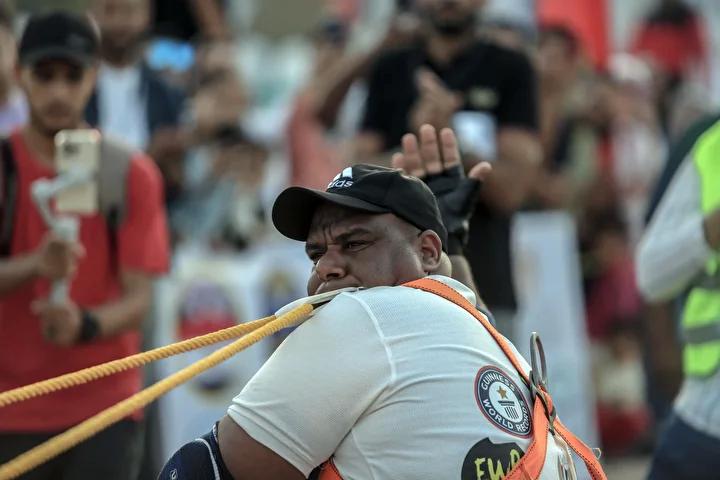 Mısırlı Güreşçinin Olağanüstü Dorse Çekiş Rekoru Başarısı