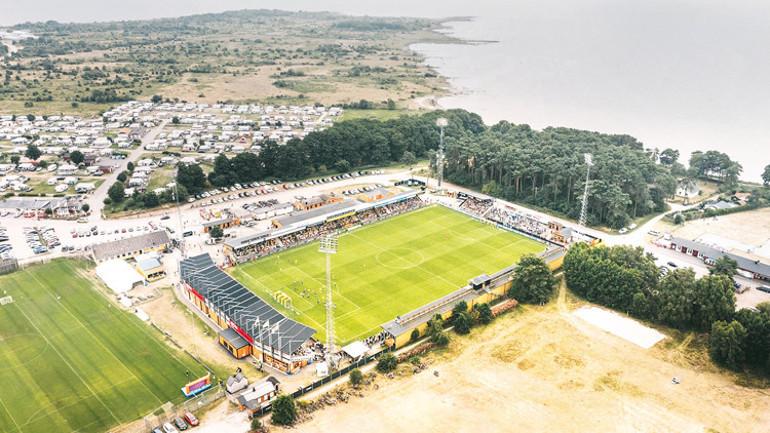 İsveç’in Baltık kıyısındaki Hallevik köyünden gelen Mjallby takımı, yaklaşan maçlarla büyük bir başarıya doğru ilerliyor. Takım, 20 Ekim’de Göteborg deplasmanında galip gelmesi halinde ilk kez lig şampiyonluğunu ilan edecek. Bu önemli maç öncesinde, İsveç futbol ligi 26 hafta sonunda toplamda 63 puanla lider durumda bulunuyor. Liderliği elinde tutan Mjallby, en yakın rakibi Hammarby ile arasında 11 puan fark bulunuyor.