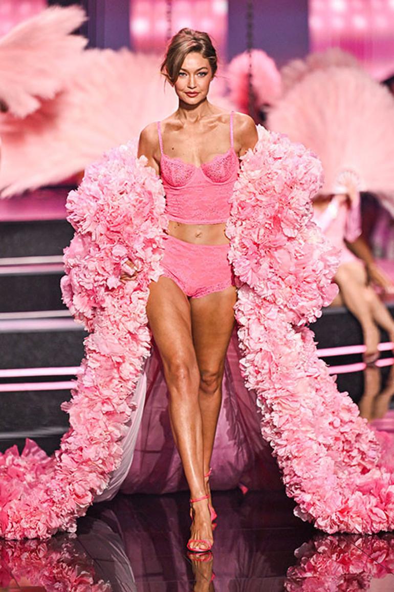 Moda Dünyasında Yaş Sınırlarını Aşan Yolculuk: Victoria's Secret Podyumları ve Deyimlerin Ötesi