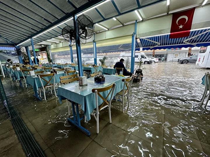 Muğla Fethiye'de Sağanak ve Trafik Alarmı