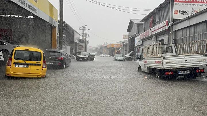Muğla Fethiye'de Sağanak ve Trafik Alarmı