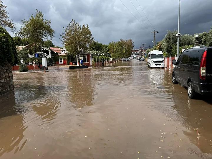 Muğla Fethiye'de Sağanak ve Trafik Alarmı